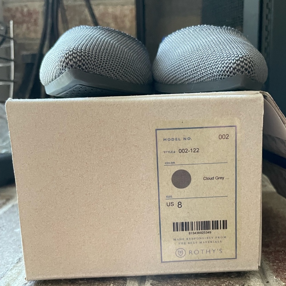 NWT brand new gray Rothy’s flats. Size 8